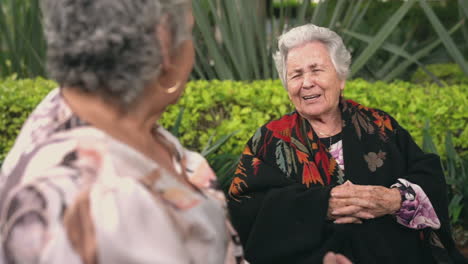 mujeres mayores hablando en el jardín