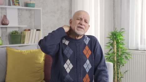 dolor en las articulaciones. hombre anciano con dolor en el cuello masajeando su cuello con las manos.
