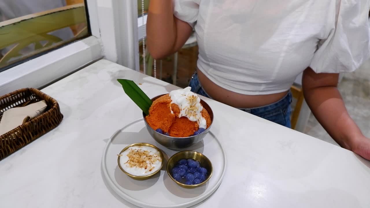 이 달린 빙수 디저트를 맛보는 사람