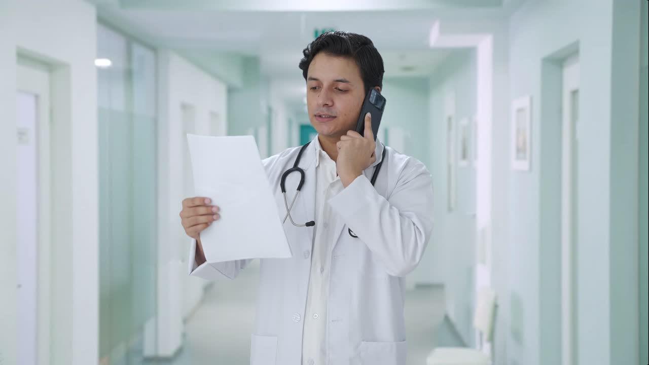 médico indio explicando el informe médico en la llamada