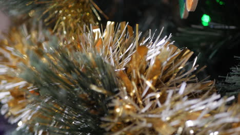 oropel de oro colgando de un árbol de navidad