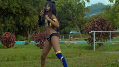 Cosplayer-En-Un-Disfraz-Sexy-De-Ishtar-Del-Destino-De-La-Gran-Orden-En-Un-Parque-Caribeño