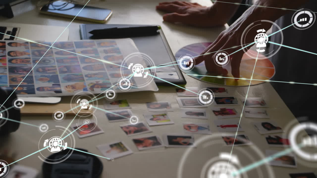 animación de la red de conexiones con iconos sobre la mujer utilizando una muestra de color