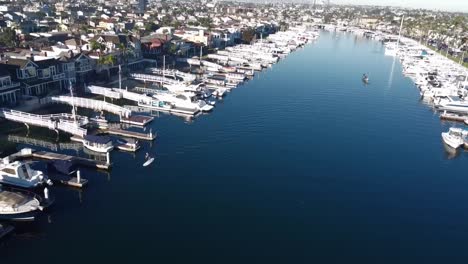 Volar-Sobre-Casas-Con-Muelles,-Puentes-Y-Barcos,-Disparos-De-Drones