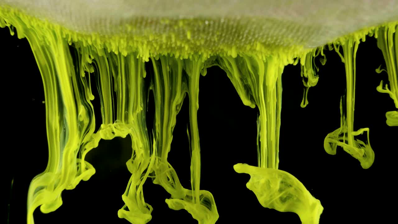 물 속에 있는 다채로운 잉크 페인트, 물 에서 흐르는 잉크 소용돌이