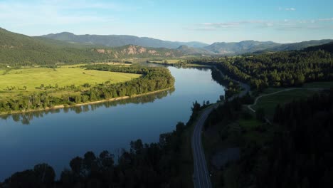 Río-Thompson-Cerca-De-Kamloops-En-Columbia-Británica-Al-Atardecer-En-Canadá