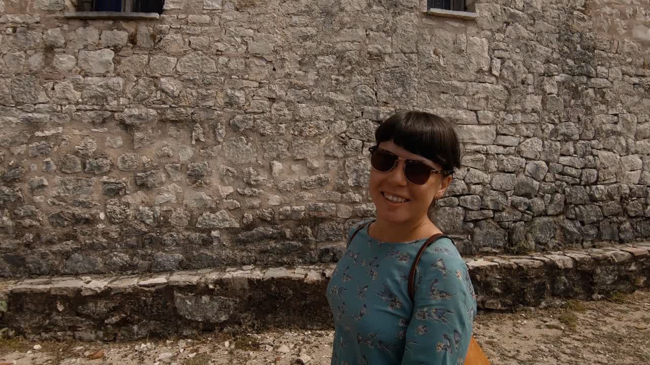 hacer turismo en una antigua ciudad histórica