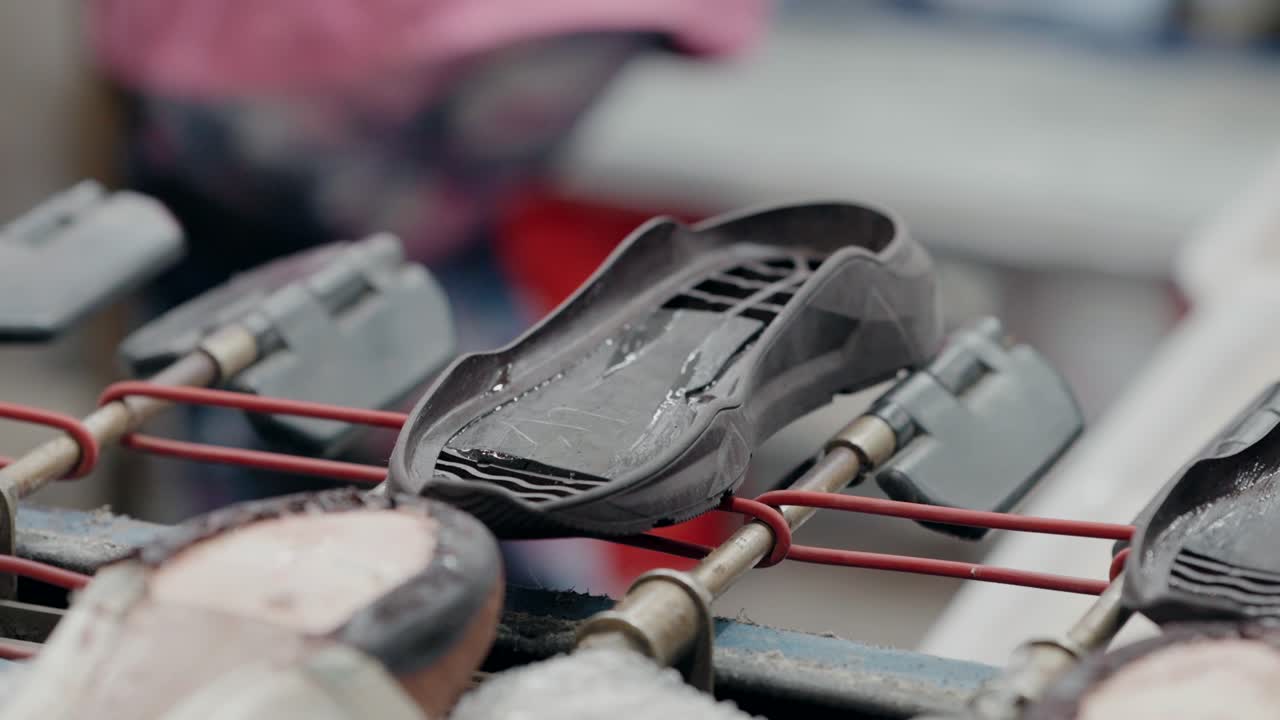 신발 공장의 생산 라인에서 단일 신발 발바닥