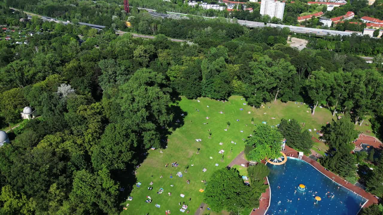 극적인 상공 뷰 비행 공공 수영장 섬, 도시 베를린 독일 2023년 여름