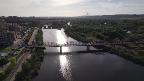 desde el aire: puente reina sofía, talavera de la reina, españa, a lo largo de un río sereno