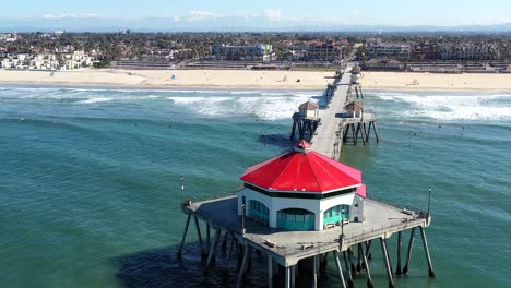 Esta-Es-Una-Toma-Aérea-Girando-Alrededor-Del-Final-Del-Muelle-De-Huntington-Beach.