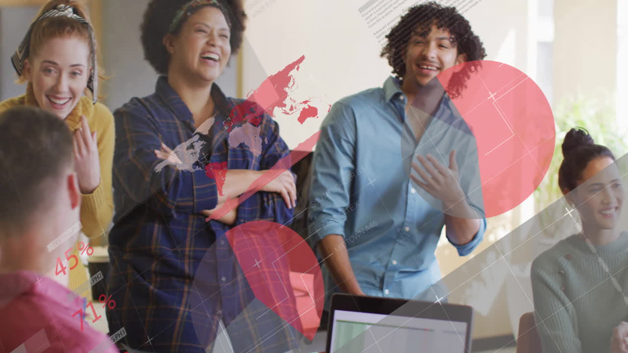 animación de múltiples gráficos y felices colegas diversos hablando y discutiendo en la oficina