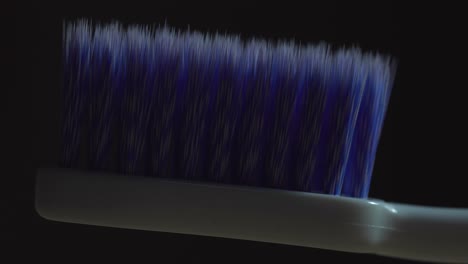 Zahnbürste-Hautnah-Mit-Leichtem-Wischen-über-Den-Rahmen-Dramatischer-Epischer-Schwach-Beleuchteter-Bereich-Isoliert