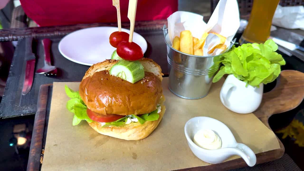 맛있는 햄버거와 감자김과 향신료