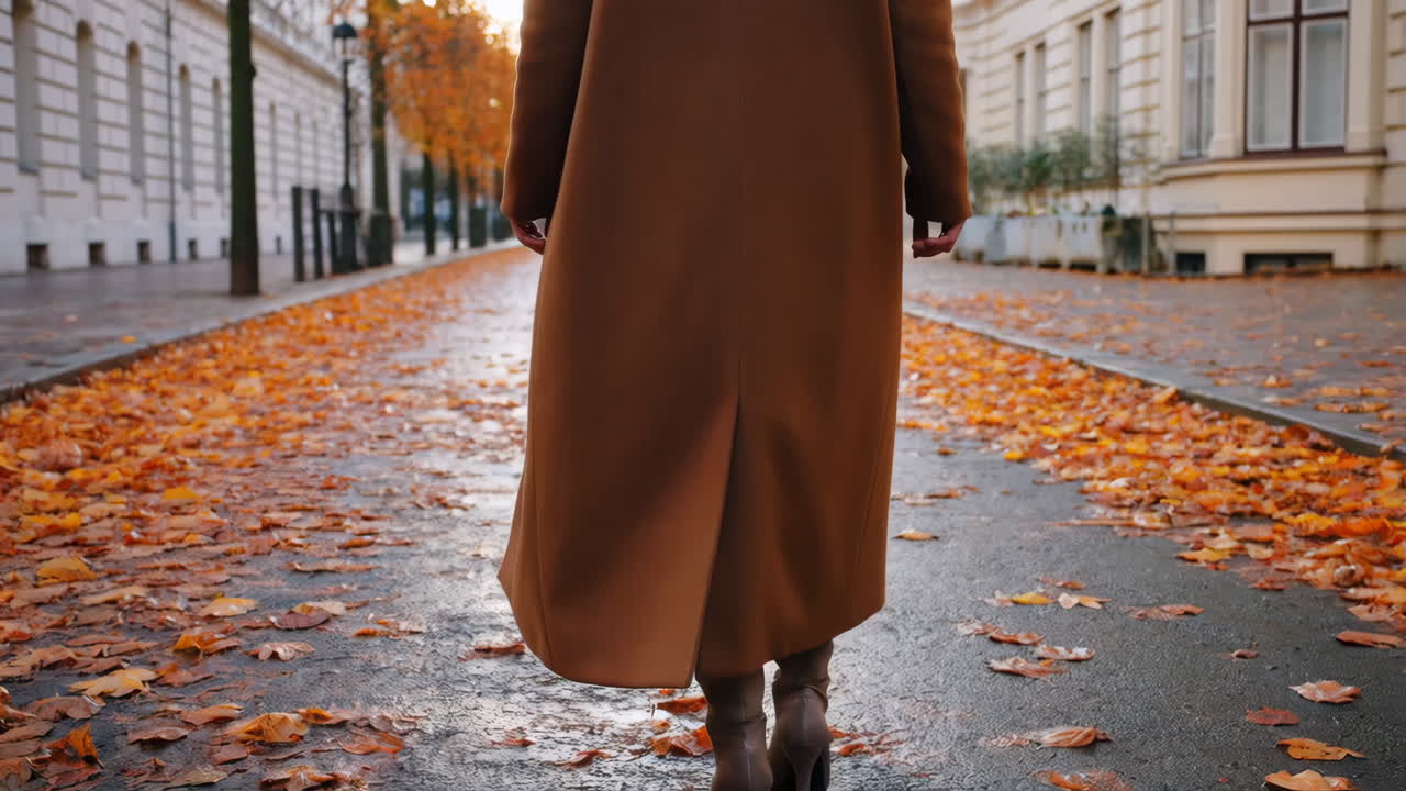 Persona che cammina su una strada autunnale