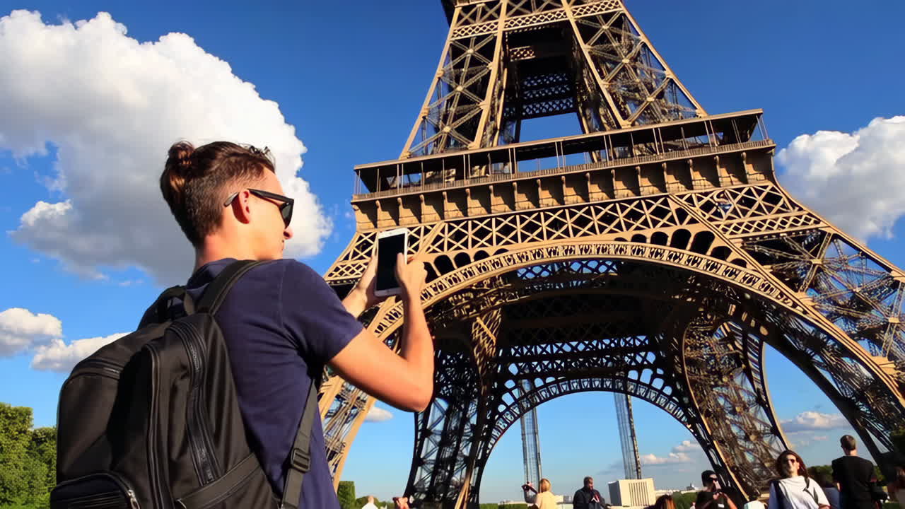 Turisti che fotografano la Torre Eiffel a Parigi