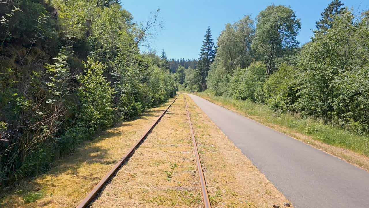 아스팔트 도로  ⁇ 의 철도 트랙에서 이동