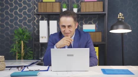 el retrato de un hombre de negocios arrogante.