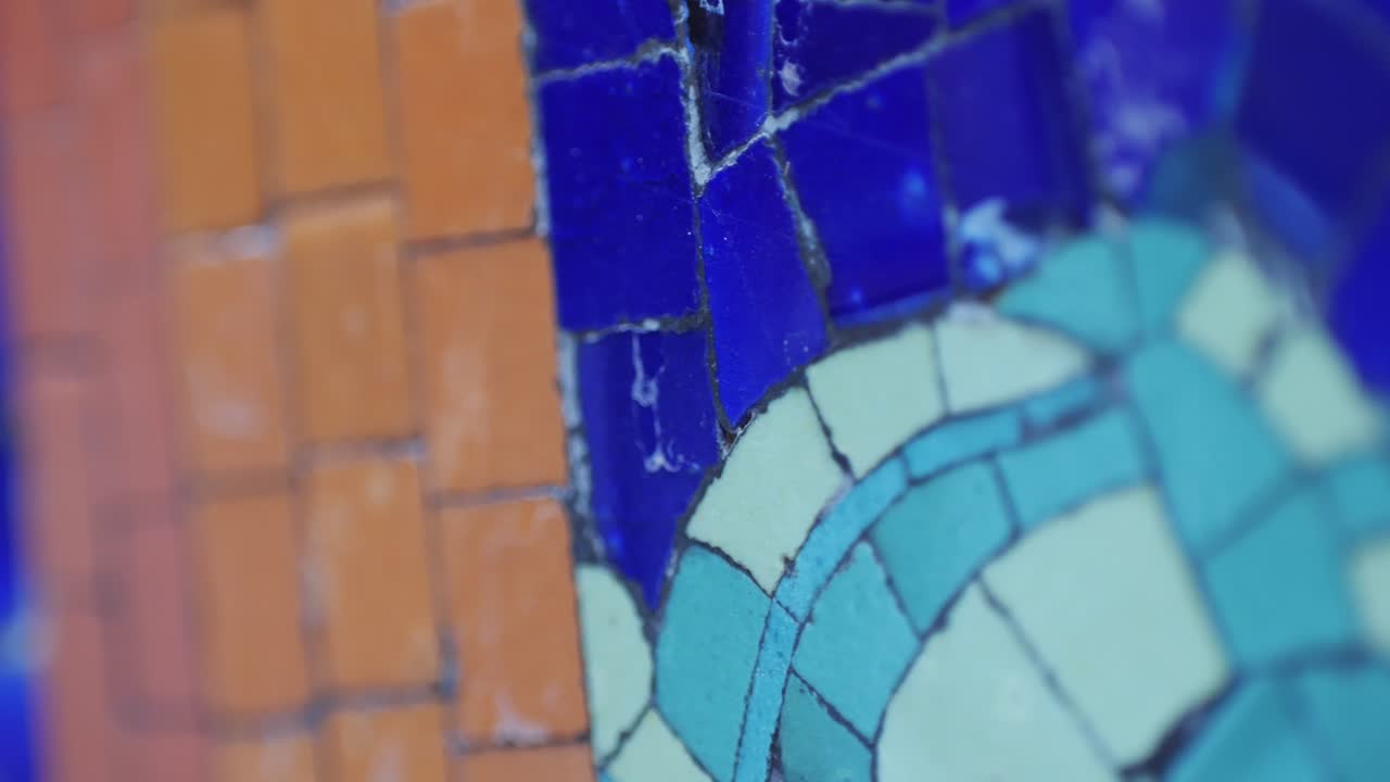 primer plano de un mosaico de azulejos de cerámica de colores de antoni gaudí en su parque guell, barcelona, españa.