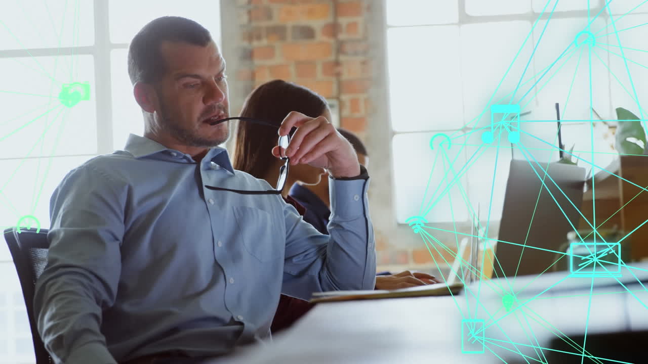 animación del globo con una red de conexiones e iconos sobre diversas personas de negocios en la oficina