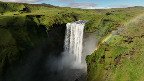 Belleza-Natural-En-Islandia-Cascada-De-Skogafoss-Toma-Aérea-De-Día-Soleado