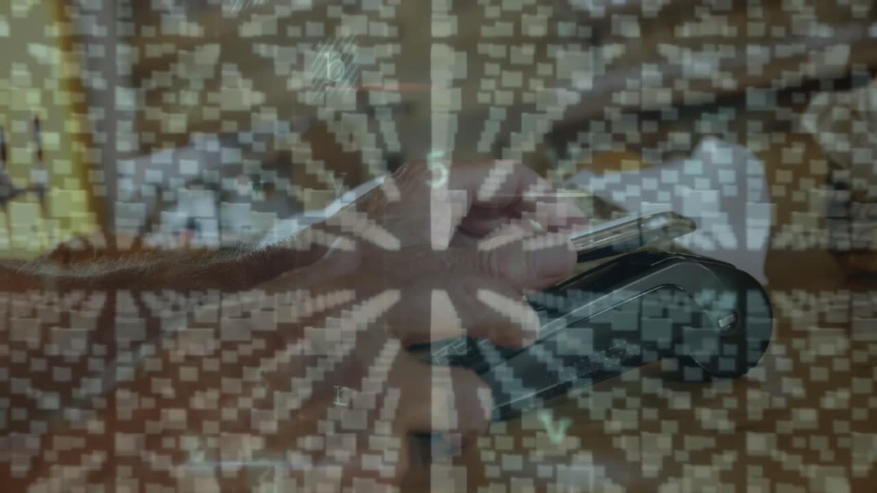 animación de procesamiento de datos sobre la sección media de un hombre que usa un teléfono inteligente para hacer un pago en un café.