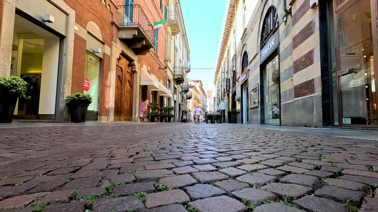 мостовая улица с магазинами и оживленной атмосферой