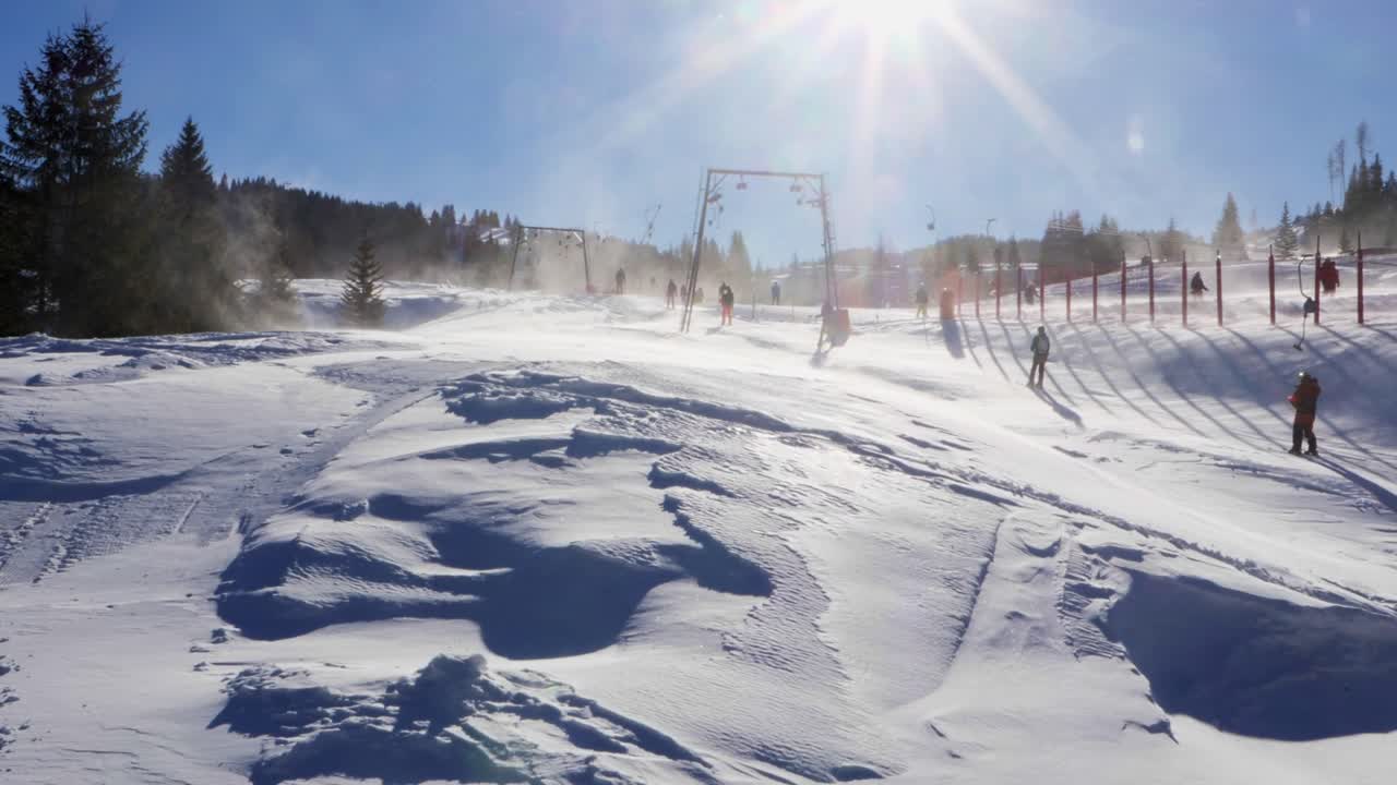 스키 슬로프 근처 리프트의 강풍과 지상에서 들어 올린 눈 - 슬로우 모션