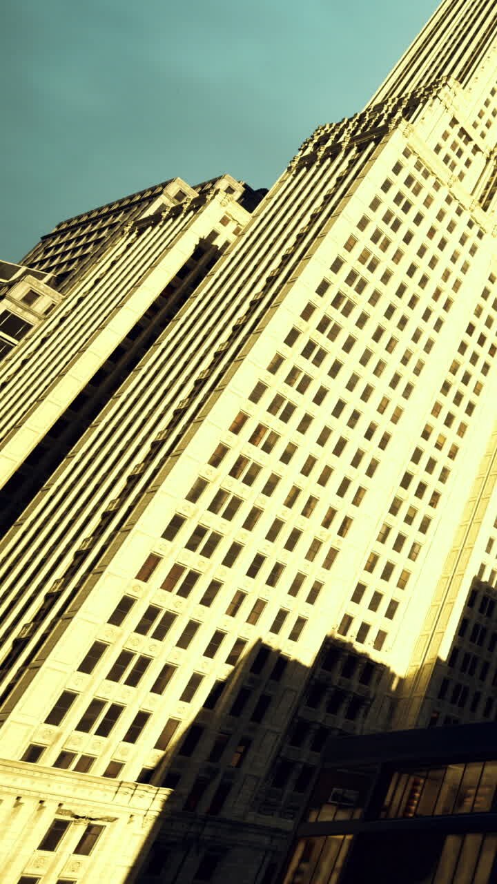 Imponente rascacielos que se eleva hacia el cielo en un paisaje urbano.