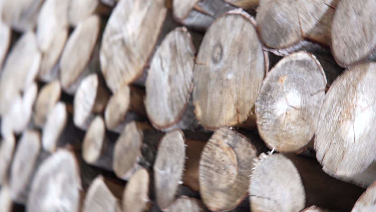 pilas de madera juntas. almacenamiento de madera. leña cortada troncos de árboles apilados preparados. movimiento circular de la cámara