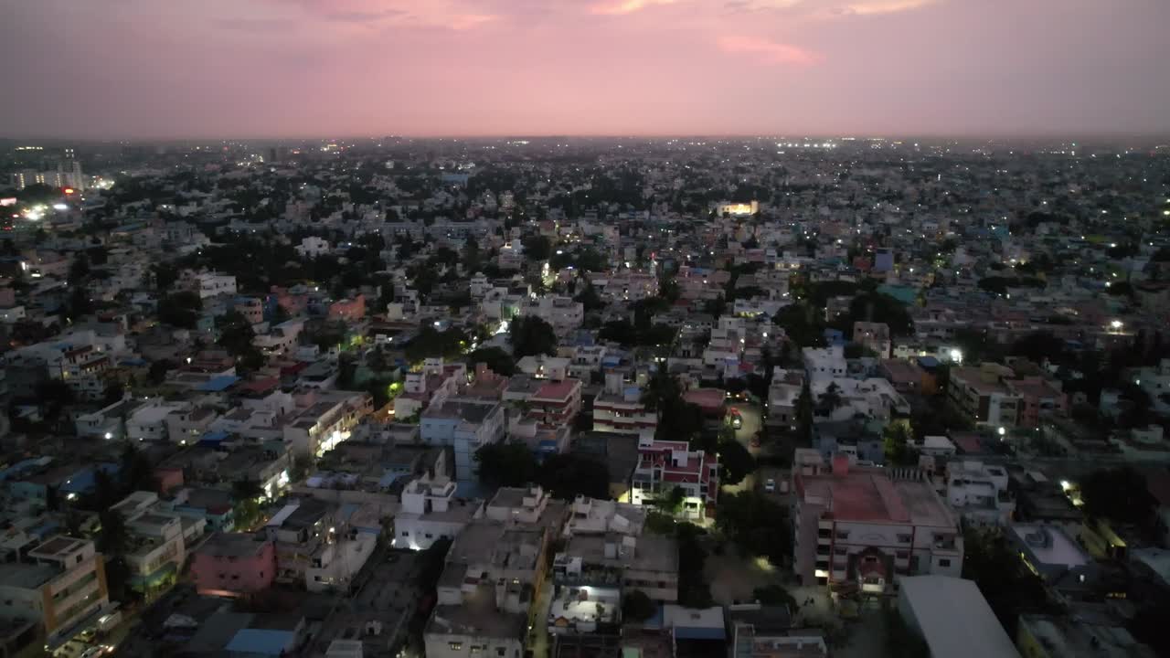 vista aérea de la ciudad de chennai en la madrugada muestra un barrio ocupado, carretera principal y área residencial