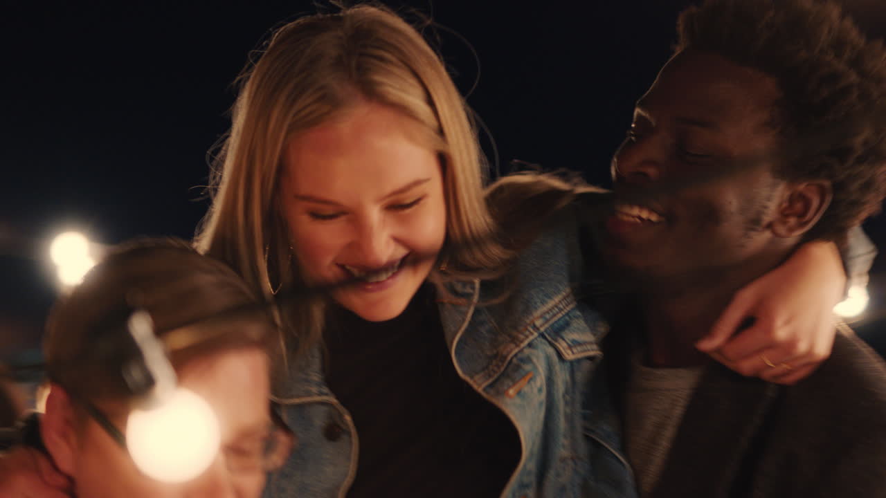 felices amigos multirraciales divirtiéndose bailando juguetón juntos disfrutando de la fiesta en la azotea por la noche riendo celebrando la amistad