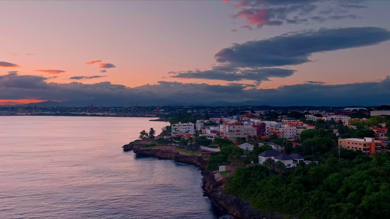 costa de maleconcito y ciudad de santo domingo en segundo plano al atardecer