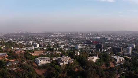 Toma-Aérea-Ascendente-Y-Panorámica-De-La-Ciudad-De-Los-ángeles