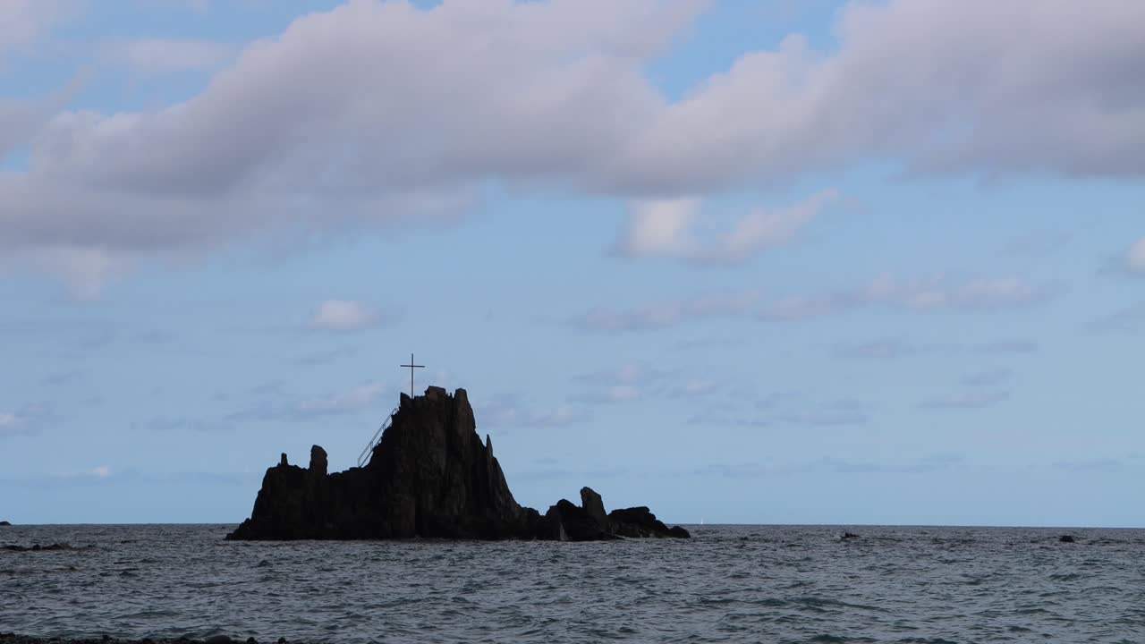 The crystalline blue sea of turquoise blue are moments that the summer gives to life, young people and families, here the freedom mountains of love