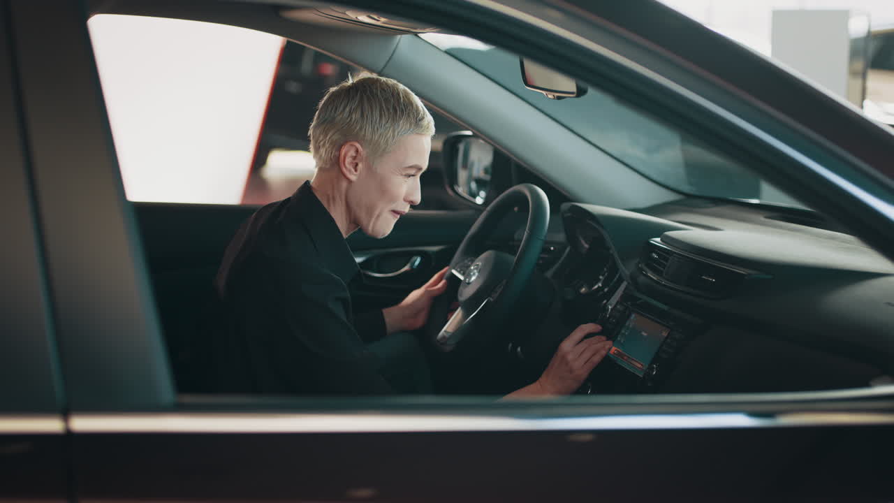 자동차 내부 제어 장치 를 검사 하는 여자