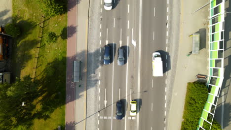 Vista-Aérea-De-Arriba-Hacia-Abajo-De-La-Calle-De-La-Ciudad-Suburbana-Con-Automóviles-Que-Conducen-El-Transporte