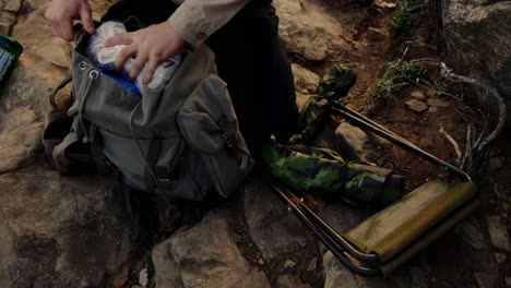 Excursionista-Experimentado-Empacando-Sus-Cosas-En-Una-Mochila-Preparándose-Para-Una-Nueva-Aventura,-Vogelberg