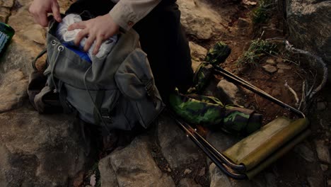 excursionista experimentado empacando sus cosas en una mochila preparándose para una nueva aventura, vogelberg