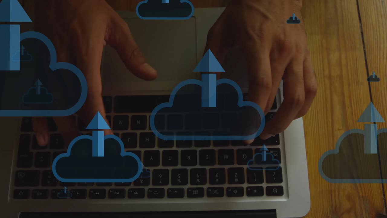 animación de una flecha en las nubes, vista aérea de las manos recortadas de un hombre biracial usando una computadora portátil