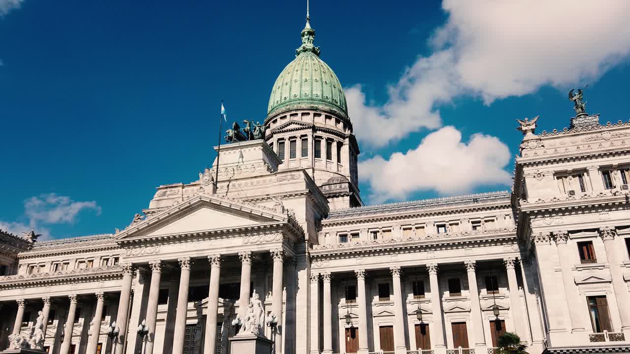 El Palacio del Congreso Nacional neoclásico y su icónica cúpula verde en Buenos Aires, Argentina. Un hito histórico