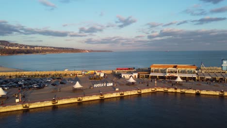 Hafen-Von-Varna-Von-Oben-Mit-Passanten-Und-Sonnenuntergang-Mit-Drohne