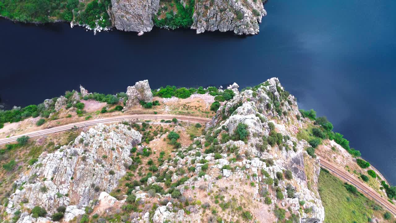 воздушный снимок глубокой голубой реки, протекающей через крутую долину, 4к