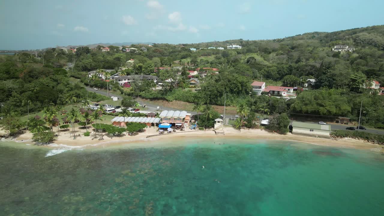 Pemandangan udara Pantai MT Irvine yang terletak di pulau Karibia, Tobago.