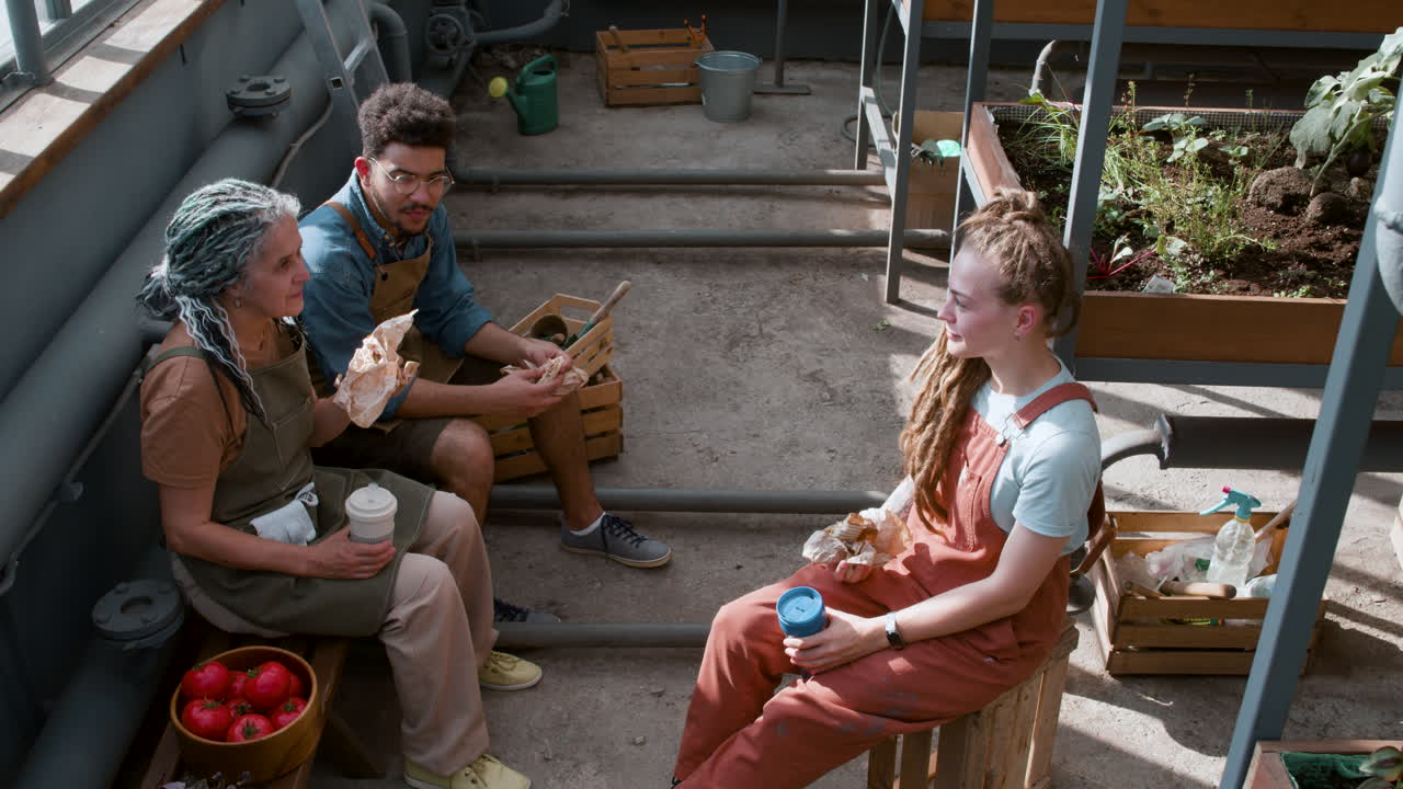 실내에서 휴식을 취하는 사람들