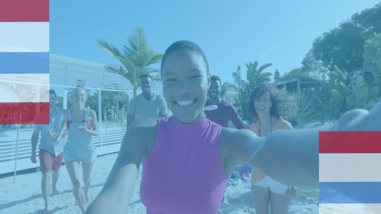 은 해변에서 셀피를 찍는 행복한 다양한 친구들 위에 빨간색, 색, 파란색 줄무의 애니메이션