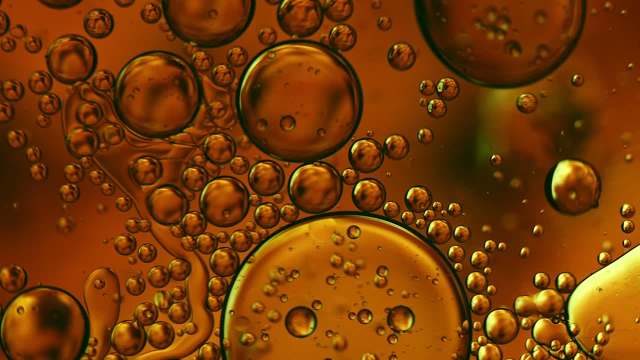 추상적인 다채로운 음식 기름 방울 거품과 구가 흐르고