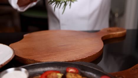 chef preparando um delicioso bife