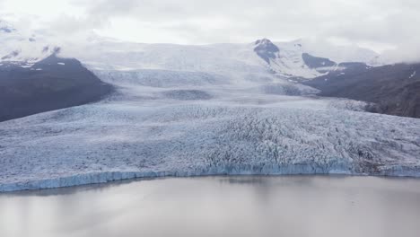 fjallsárlón gran glaciar de hielo en islandia con laguna de agua en la ladera del parque nacional vatnajökull