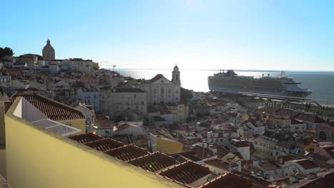 gran crucero atraca en lisboa, mirador de santa luzia, portugal -2